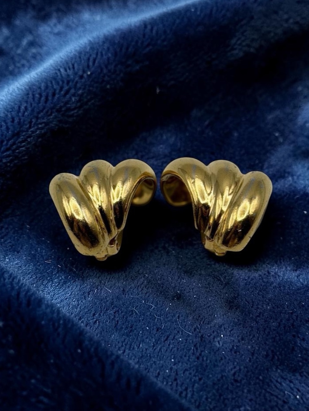Ciner Vintage Signed Gold Tone Sculptural Fan Shell Clip-On Earrings – 1” Large